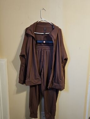 Mondetta Mauve Sweatsuit. In EUC